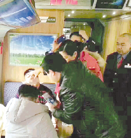 火车上一乘客突然发病 俩潍坊医生听到广播伸出援手