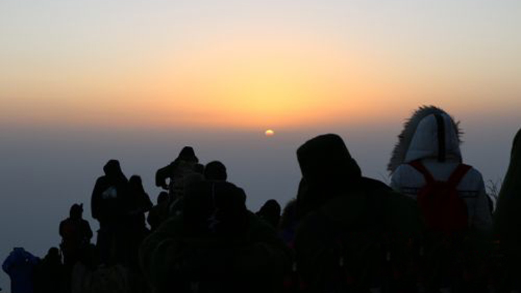 泰安：游客泰山极顶迎新年第一缕曙光