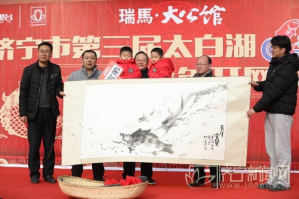 济宁太白湖新年头网头鱼重68.8斤 拍出16.8万高价