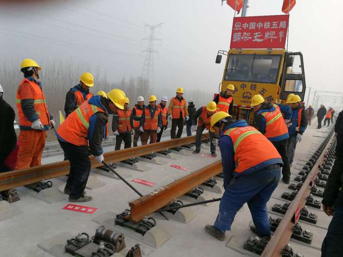 济青高铁全线高速段铺轨完成 计划6月试跑