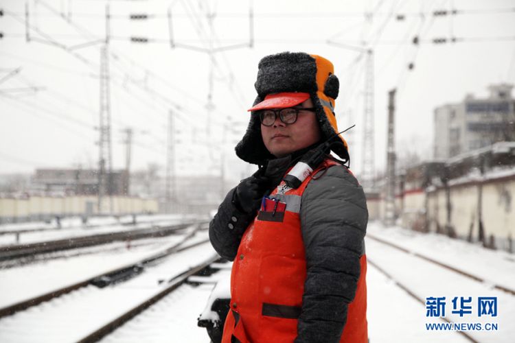 多地迎强降雪 铁路人雪中坚守