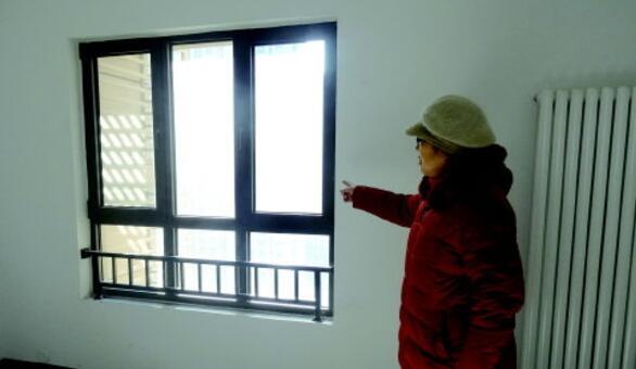 济南名辉豪庭业主刚拿新房 却发现窗户比邻居的小60公分