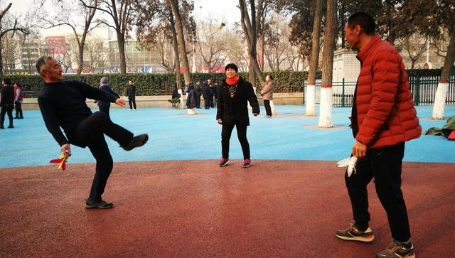 聊城：年过花甲老人踢毽子锻炼身体，每天踢4个小时