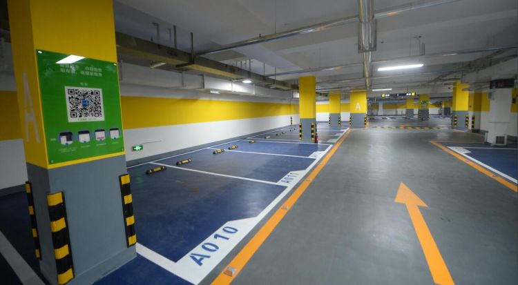 济南泉城广场地下智能停车场启用 新增130个车位