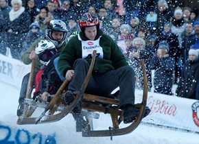 德国举办传统雪橇比赛 参赛者坐木制雪橇疯狂竞速