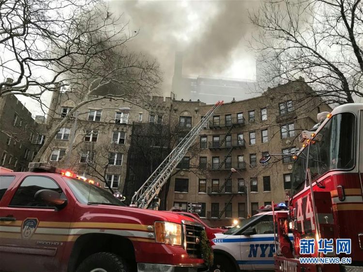 美国纽约曼哈顿一所公寓楼发生火灾
