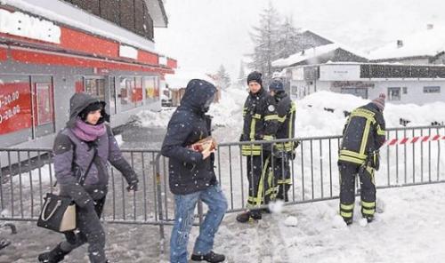 瑞士滑雪胜地面临雪崩风险 1.3万名游客被困