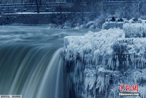 资料图：暴风雪给人们的生活带来不便，却赐予大自然一番令人称奇的美景。位于美国纽约州和加拿大安大略省交界处的尼亚加拉大瀑布的边缘部分出现结冰。