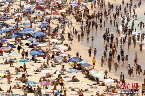 资料图：当地时间1月7日，悉尼海滩上的人群。