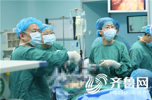 侯建青主任（左一）与丛江琳副主任（右二）在实施腔镜手术