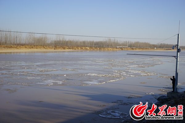 受冷空气影响 黄河滨州河段开始淌凌
