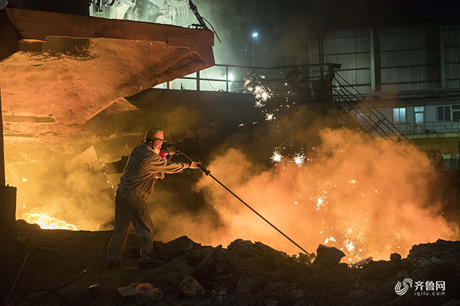 <p>#2017年7月7日，山钢集团济钢炼铁厂3号1750立方米高炉炉前工正在进行最后一炉的认真操作，确保安全停产。（图片来源：视觉中国）</p>
