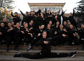 济南高校学生摆一字马留影 庆64名师生北上参加春晚彩排