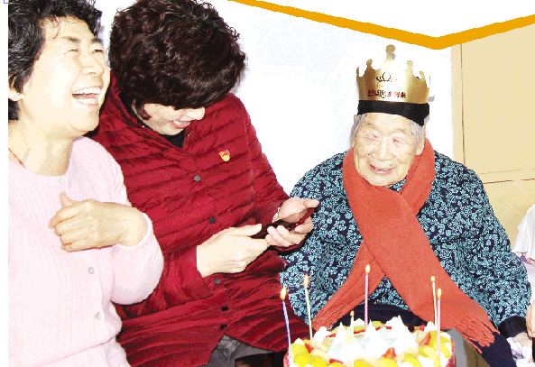 潍坊：老寿星喜过107岁生日 志愿者连续8年为她庆祝