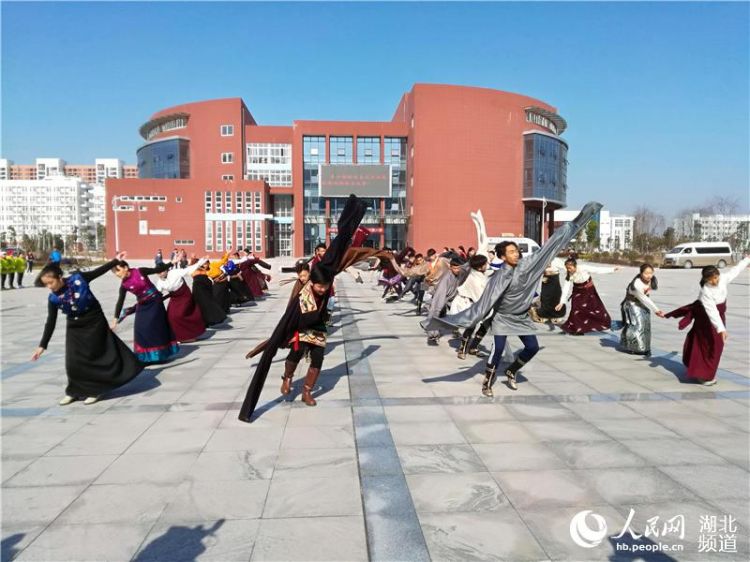 铁路移动售票车进校园为藏族师生送票上门(组