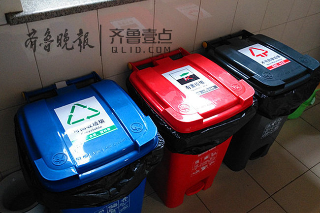 枣庄：“三色”垃圾桶“上岗”行政大楼