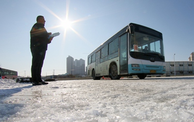 烟台公交驾驶员冰雪路面练习驾驶技能