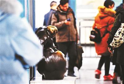 地铁站内雕塑被摸成“秃顶” 车站：多数人因好奇