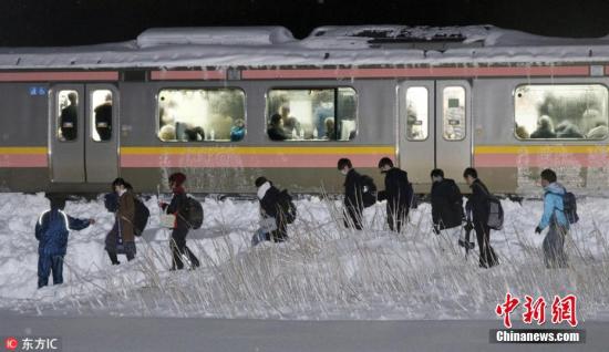 日本中部地区一些地方下大雪 致多人伤亡交通混乱