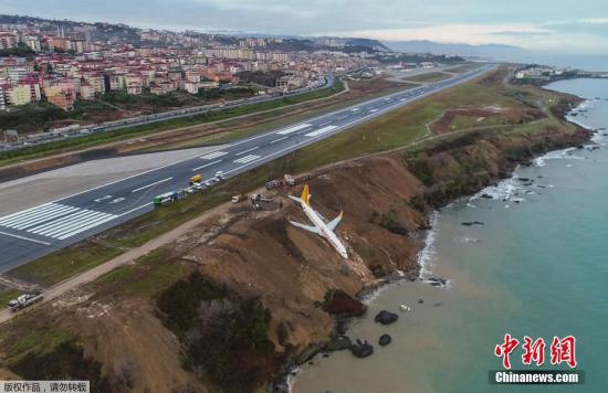土耳其客机降落时冲出跑道倒挂山崖 幸无伤亡(图)