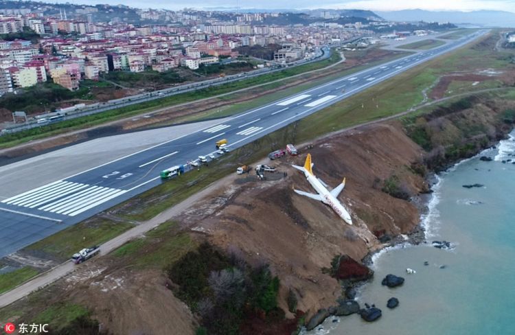 土耳其一架飞机降落时冲出跑道 机上162人安全疏散