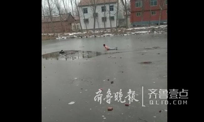 菏泽9岁童河上玩耍掉进冰窟窿,村民不顾严寒下水救人