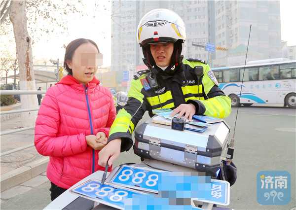 济南：女司机嫌“888”车牌太张扬，网购假牌被拘留