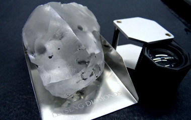 英国一钻石公司挖掘910克拉巨钻 名列钻石史上第5大