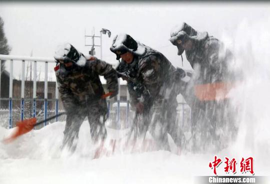 新疆霍尔果斯遭遇大雪积雪20厘米 边检站官兵严寒天保畅通