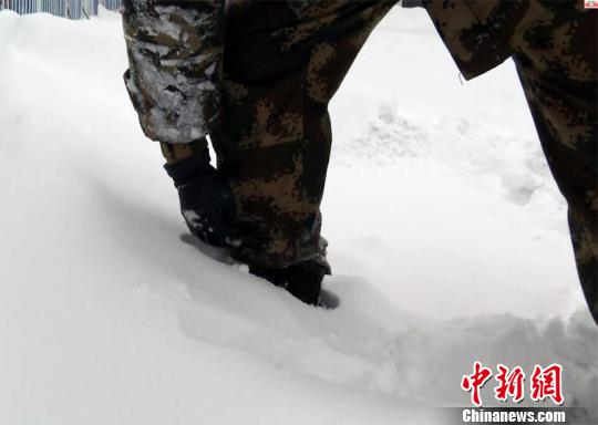 新疆霍尔果斯遭遇大雪积雪20厘米 边检站官兵