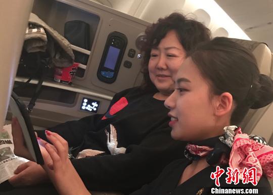 东航率先放开飞机上手机使用限制 “空中开机”成真