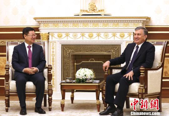 乌兹别克斯坦总统米尔济约耶夫向孙立杰颁发“友谊”勋章