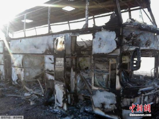 哈萨克斯坦一客运大巴起火造成52人遇难