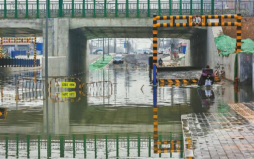 桥下积水1.5米！通行仅半月的东宇大街又封了
