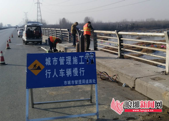 临沂市城管道路处紧急抢修长春路祊河桥破损护栏