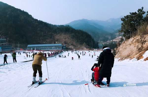 谈球吧体育冬日正确打开方式!北宅滑雪场拉动青岛冬游热(图3)