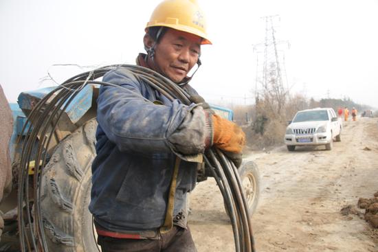 济青高速路改扩建现场钢筋工每日扎10吨钢筋