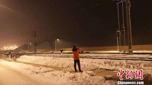 新疆铁路受地震影响封锁区间开通 各趟列车恢复运行