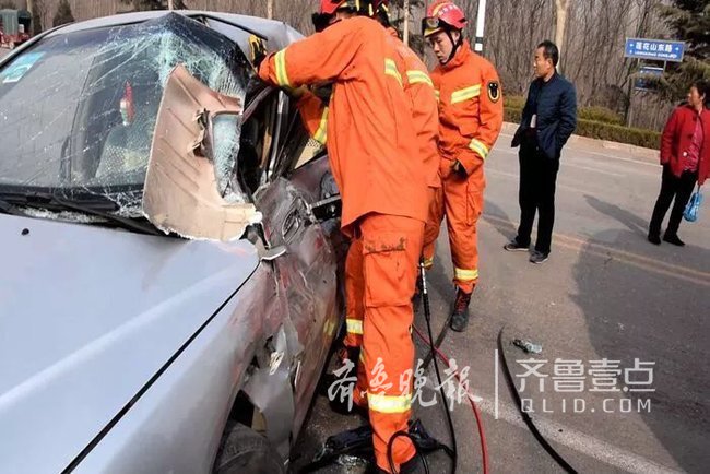 两车相撞一驾驶员被困 潍坊消防紧急救援