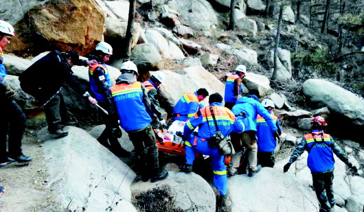 青岛三十人齐出手石缝里救驴友 救援及时伤者脱险