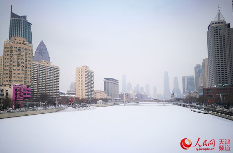 天津今冬首场降雪不期而至 千人“浴雪奋战”保出行