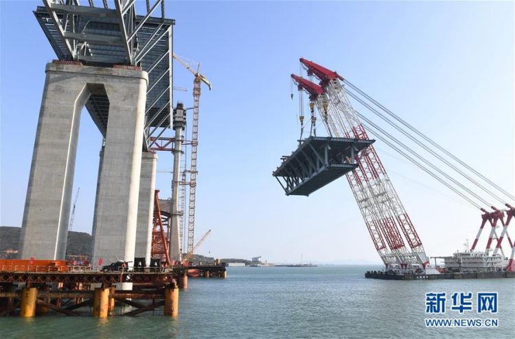 平潭海峡公铁两用大桥首跨3400吨钢桁梁成功架设