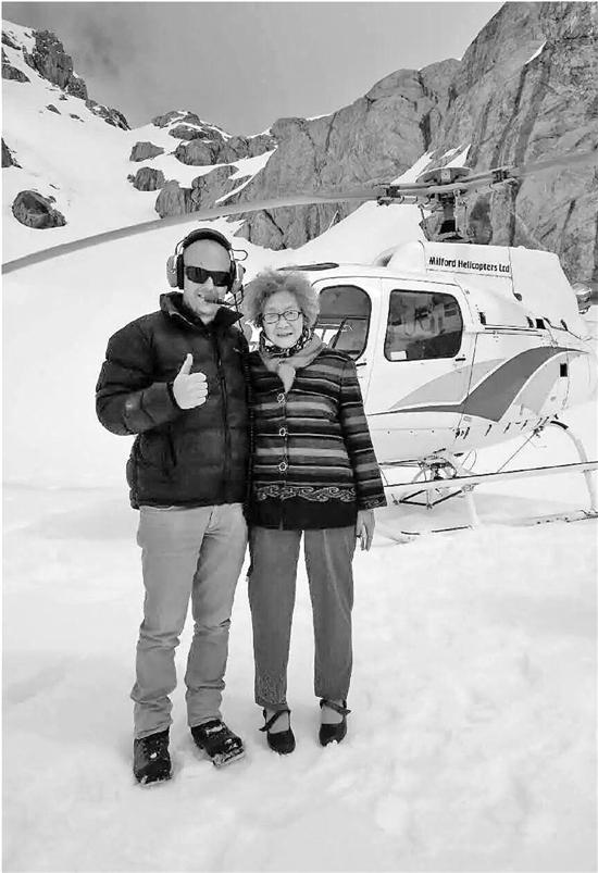 88岁老太卖房周游世界 坐直升机上雪山在冰河漂流