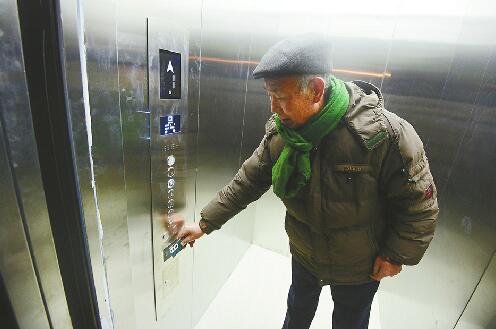 济南老楼“第一梯”正式投用 外挂电梯安装标准有待规范