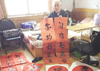 潍坊76岁老人14年来写福字和春联送社区、养老院