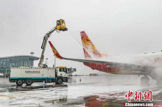 浙江降雪持续多地明显积雪 萧山机场200余个航班取消