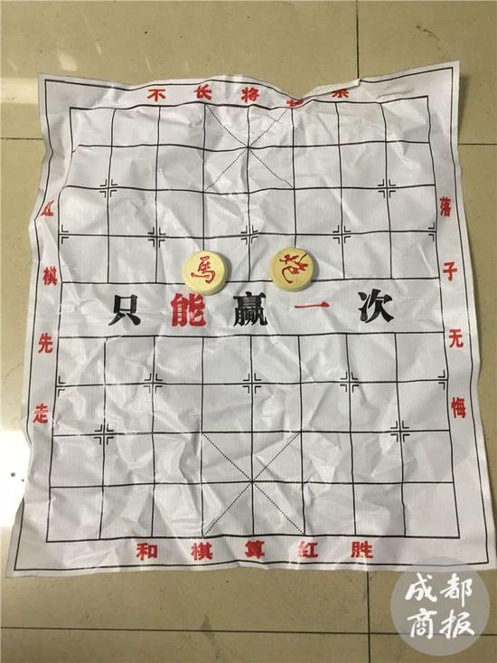 男子看见街头象棋残局想一试身手 结果被骗五千多