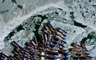 仿佛世界已静止 辽宁大批渔船被冻海面