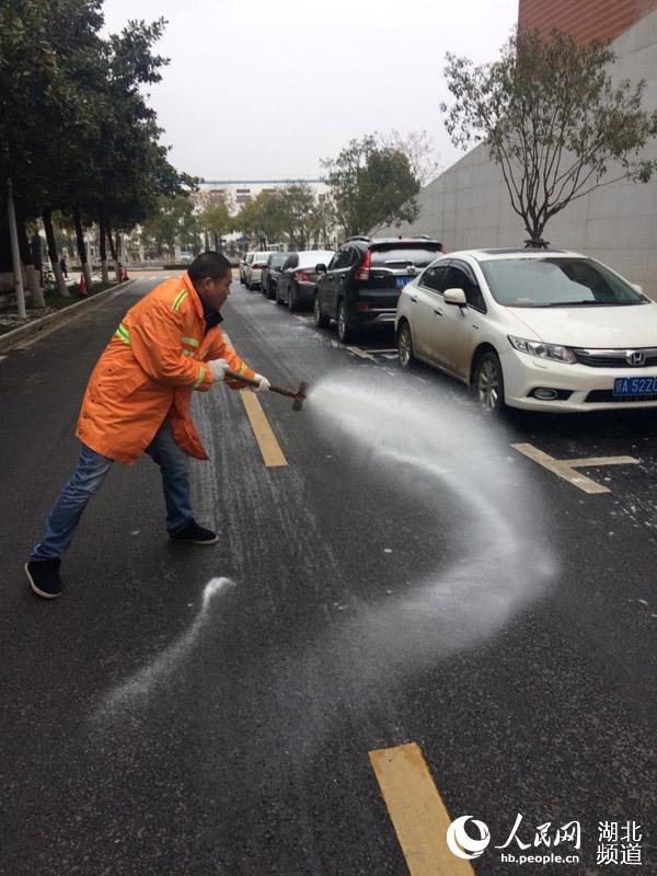 武汉全城“冰冻” 城管7000余人次上阵除雪保畅通