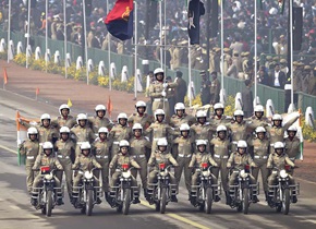 印度阅兵庆共和国日 摩托车队再展“神技”